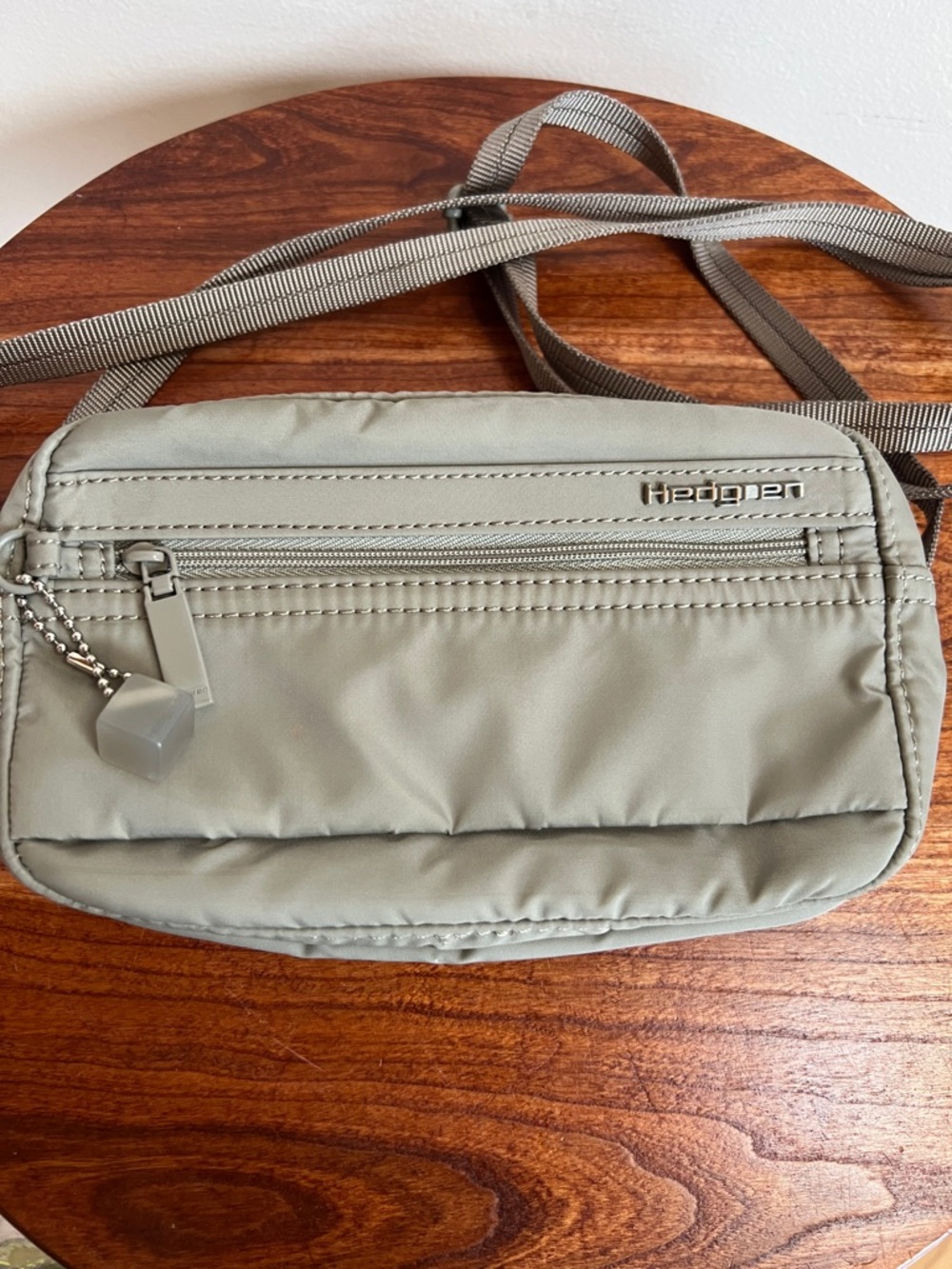 Hedgren Crossbody Bag in taupe with zippered pockets RDIF security